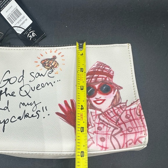 Izak “God Save the Queen and her Cupcakes” pouch makeup cosmetic bag NWT - Picture 5 of 5